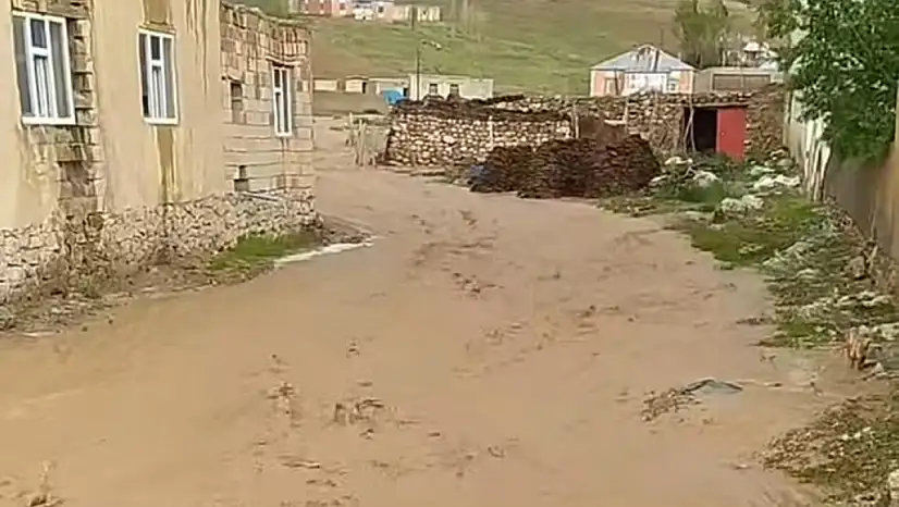 Başkale'de sağanak sele dönüştü: Yollar kapandı, tarım arazileri zarar gördü