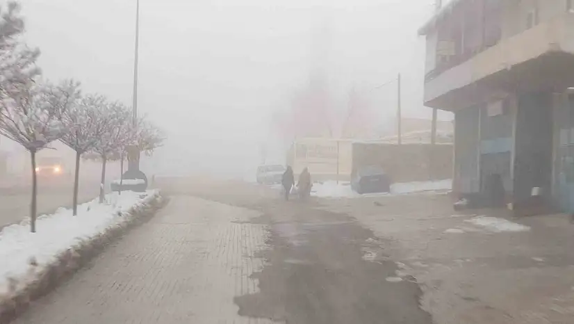 Başkale'de yoğun sis ve kar, görüş mesafesini 5 metreye düşürdü, mücadele sürüyor