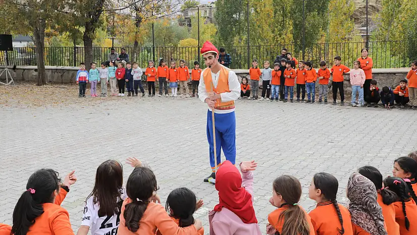 Bitlis Belediyesi Tiyatro Topluluğu Yeni Sezonu İbiş ile Beyefendi ile Açtı