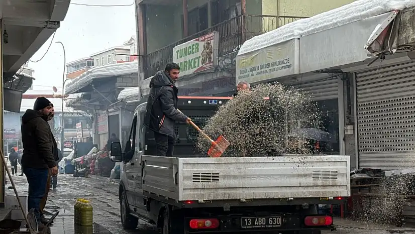 Bitlis Güroymak'ta Buzlanmaya Karşı Tuzlama Çalışmaları Sürüyor