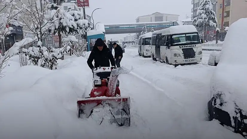 Bitlis Güroymak'ta Kar Küreme Çalışmaları Aralıksız Sürüyor
