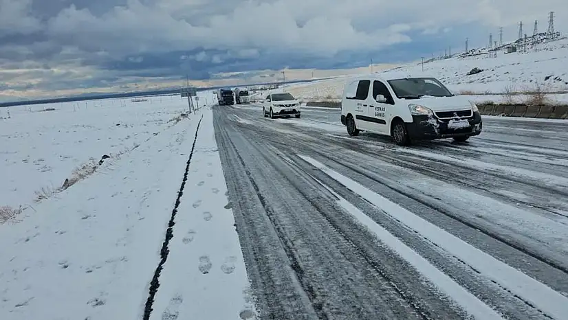 Bitlis'te Aşırı Buzlanma Nedeniyle Kısıtlanan Yollarda Trafik Yeniden Açıldı