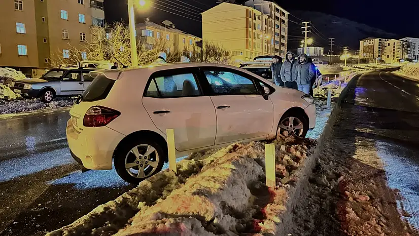 Bitlis'te dört araç aynı noktada kontrolden çıktı