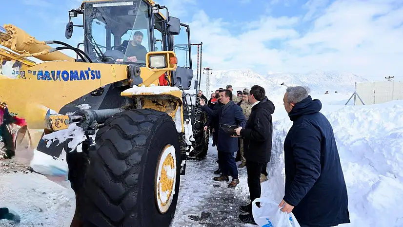 Bitlis'te Karla Mücadele Aralıksız Sürüyor: 354 Köy Yolu Ulaşıma Açık Tutuluyor