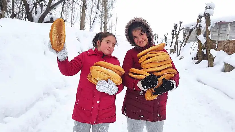 Bitlis'te minik yürekler yaban hayvanlarına yiyecek bıraktı