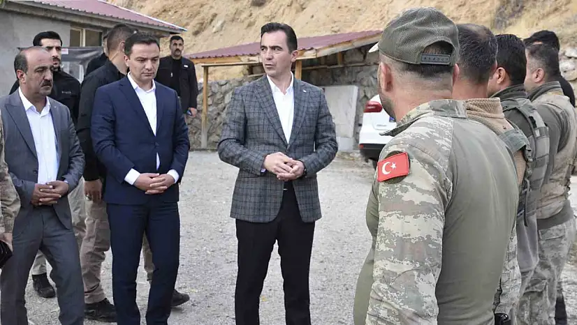 Bitlis'te Vali Karakaya, köy yoluna 150 kilometre sıcak asfalt hedeflediğini açıkladı