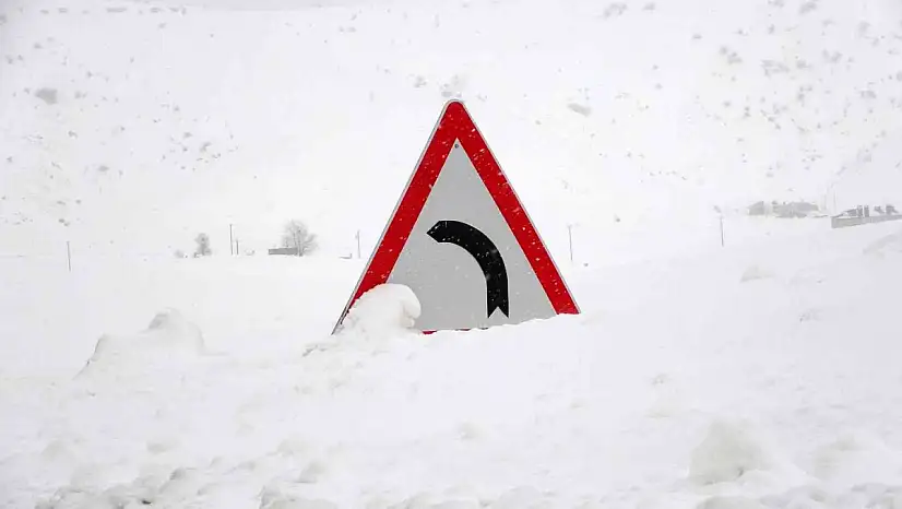 Bitlis'te yollar kara gömüldü