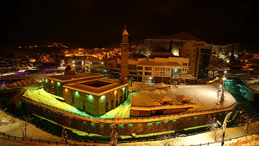 Bitlis'teki tarihi yapılar karla örtüldü