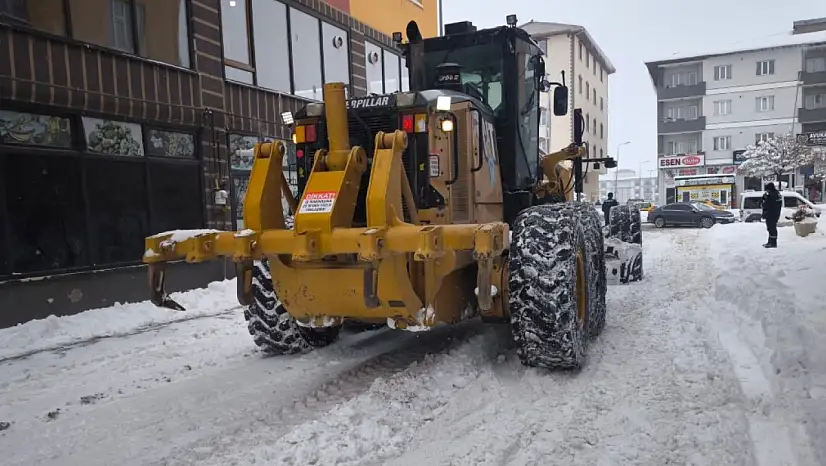 Çaldıran'da Karla Mücadele Çalışmaları Aralıksız Sürüyor