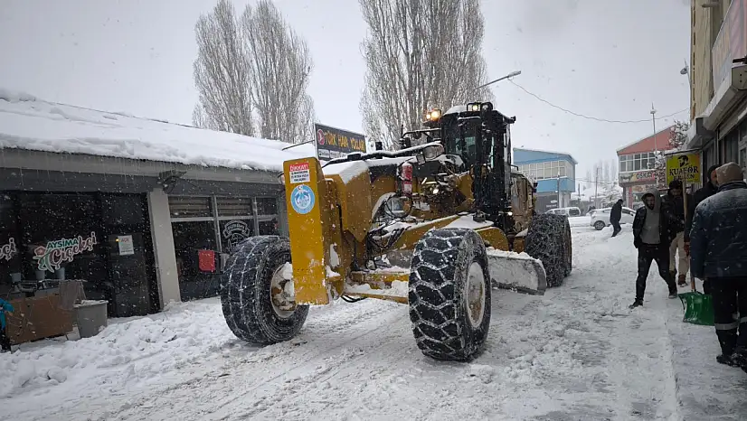 Çaldıran'da Karla Mücadele Çalışmaları Aralıksız Sürüyor