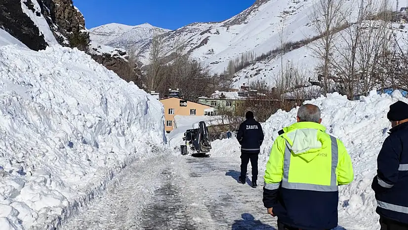 Çatak'ta 1 Hafta Kapalı Kalan TOKİ Yolu Yeniden Ulaşıma Açıldı