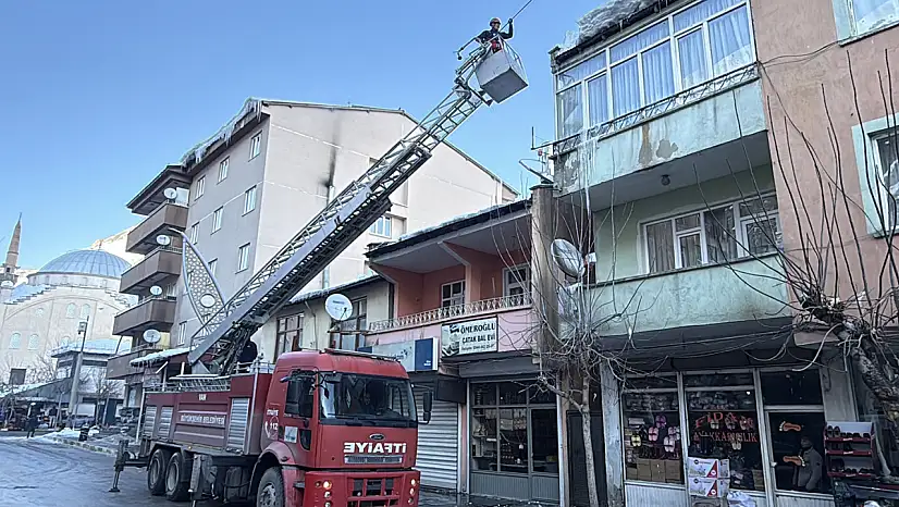 Çatak'ta Çatılardaki Buz Sarkıntıları Tehlike Oluşturuyor: Ekipler Sahada