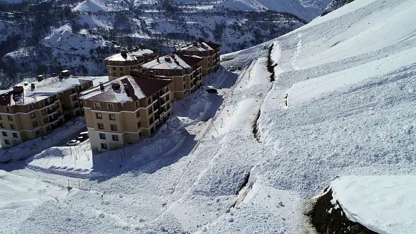 Çatak'ta çığ alarmı: Araç kar altında kaldı