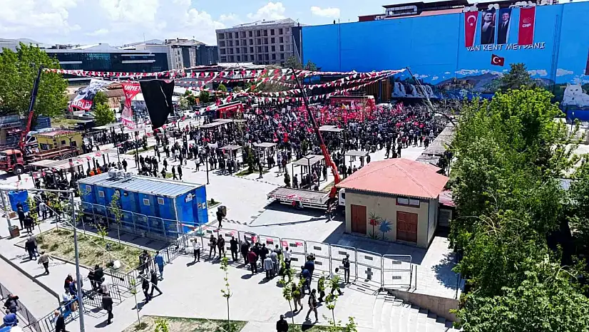 CHP Lideri Özgür Özel'in Van Mitingi, Düşük Katılımla Beklentileri Karşılayamadı