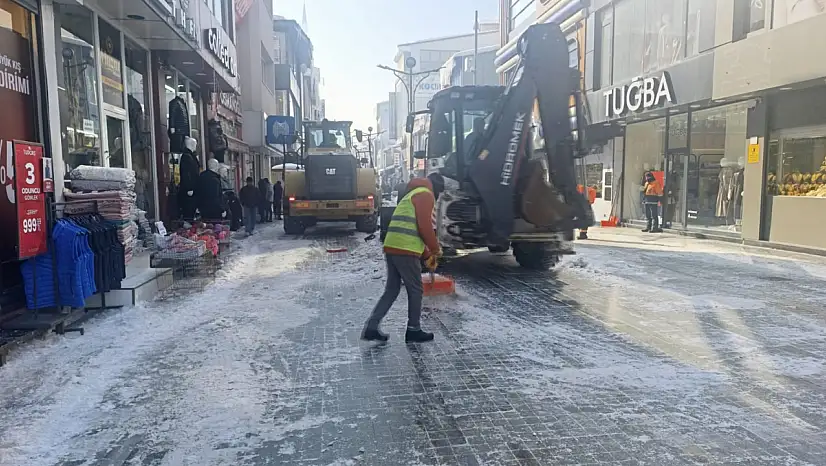 Cumhuriyet Caddesi'nde kar ve buz temizliği devam ediyor