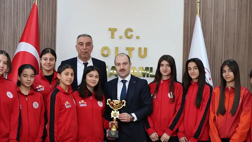 Cumhuriyet Ortaokulu Yıldız Kızlar Hentbol Takımından Kaymakam Çelik'e Ziyaret