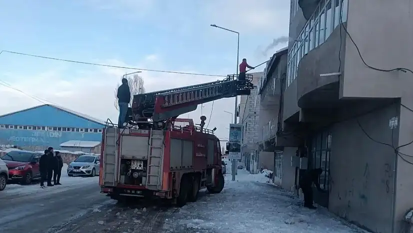 Diyadin Belediyesi, kış tehlikelerine karşı buz temizliği yapıyor