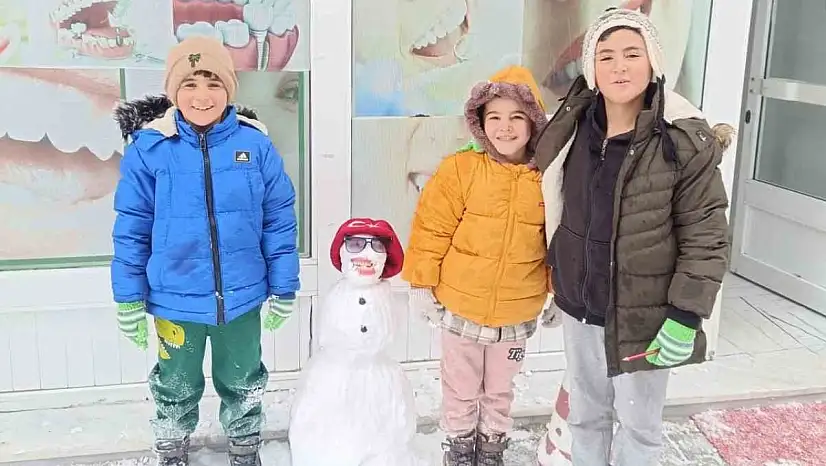 Diyadin'de kar yağdı, çocuklar sokağa koştu