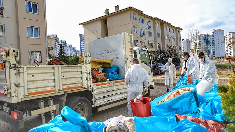 Diyarbakır'da 65 yaşındaki kadının evinden 30 torba çöp çıkarıldı