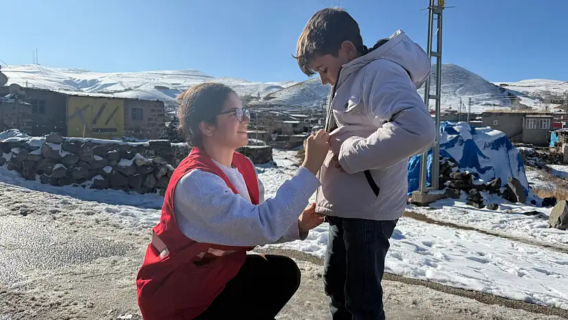 Doğubayazıt Kızılay'ı Esnemez Köyü'nde kapıları tek tek çaldı