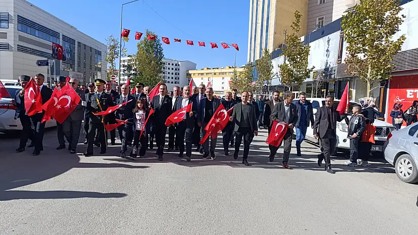 Doğubayazıt'ta Cumhuriyet coşkusu, bayraklarla donatılmış sokaklarda yankılandı
