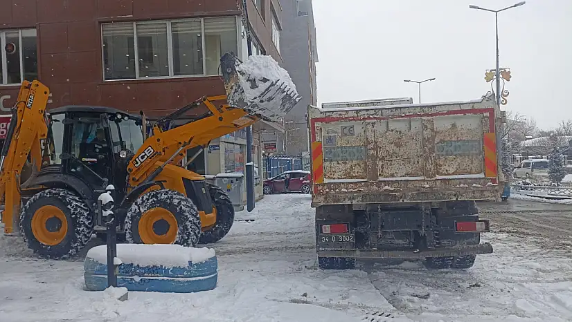 Doğubayazıt'ta kar yağışı sonrası belediye ekipleri sahaya indi