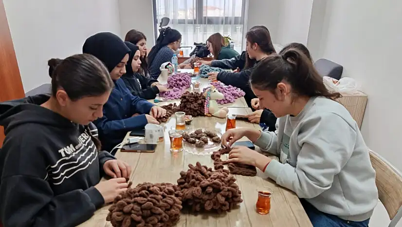 Doğubayazıt'ta KYK öğrencileri örgü atölyesinde bir araya geldi