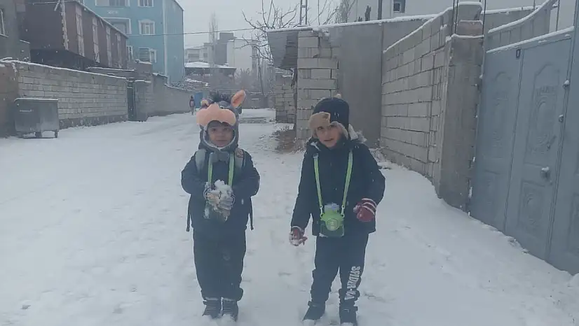 Doğubayazıt'ta sabah saatlerinde kar etkili oldu