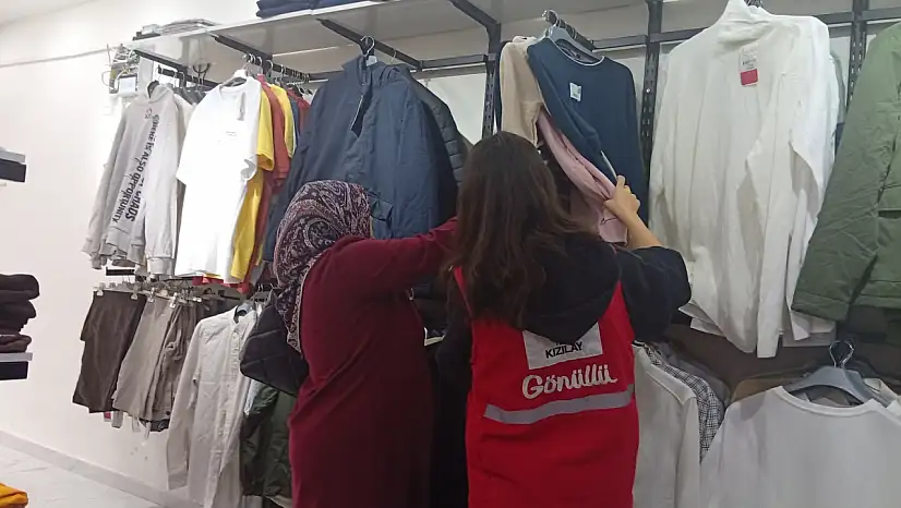 Doğubayazıt Kızılay Butiği'nde ailelerin yüzü gülüyor