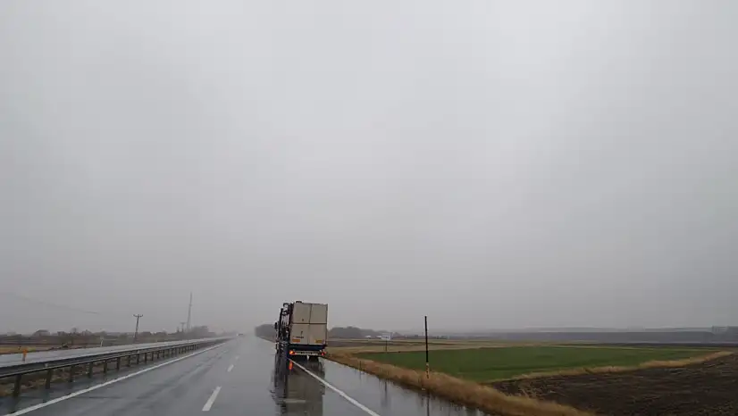 Eleşkirt–Ağrı yolunda sis ve karla karışık yağmur etkili oldu