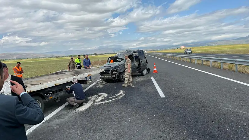Eleşkirt'te Araç Yoldan Çıktı: Yaralılar Hastaneye Kaldırıldı