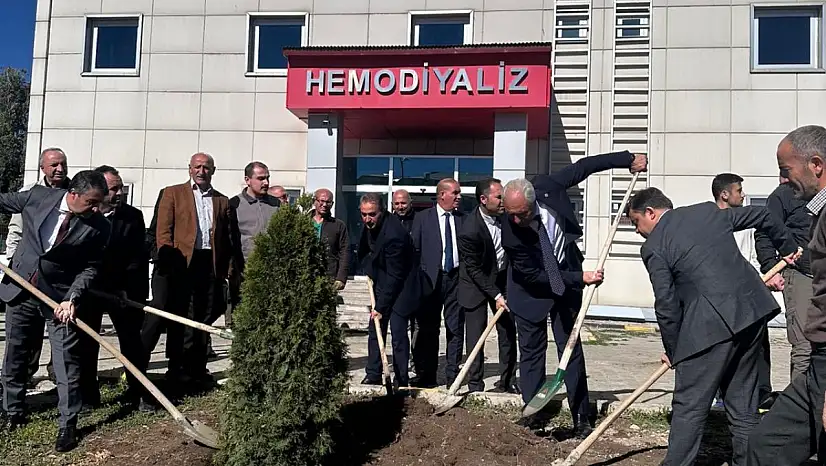 Eleşkirt'te fidanlar hastane bahçesine hayat verdi