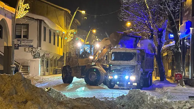 Eleşkirt'te kar nöbeti: Ekipler gece boyunca çalıştı