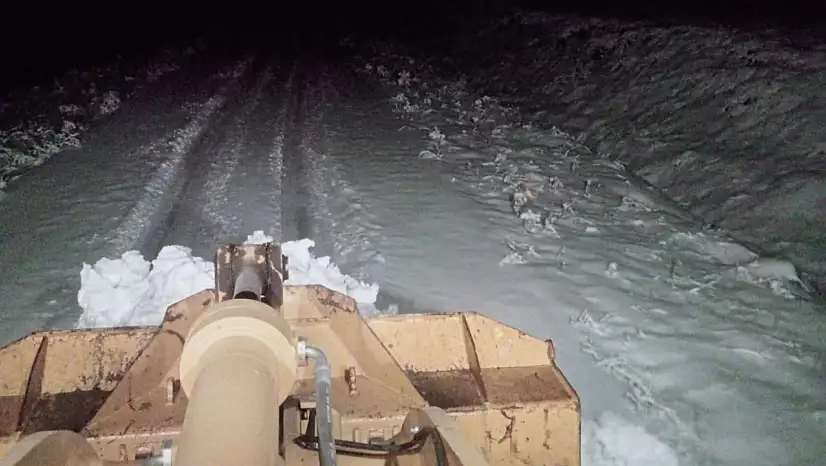 Eleşkirt'te köy yolları gece mesaisiyle açılmaya devam ediyor