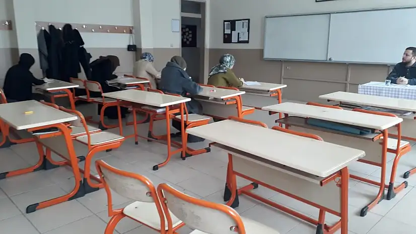 Eleşkirt'te lise öğrencileri kitap okuyarak yarıştı