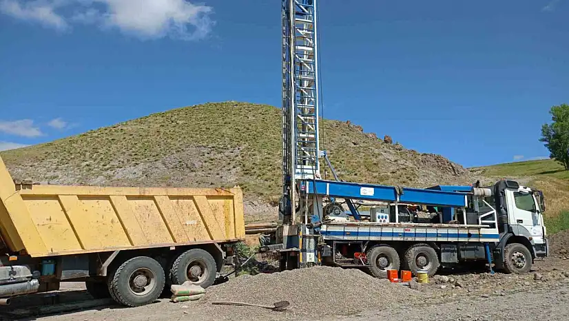 Eleşkirt'te su sevinci: Sondajdan su çıktı, laboratuvara gönderildi