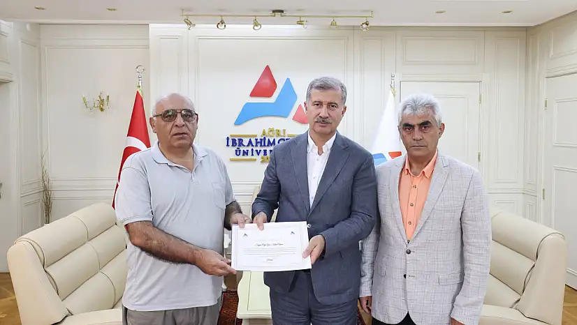 Emekli öğretim görevlisinden AİÇÜ Kütüphanesi'ne anlamlı bağış