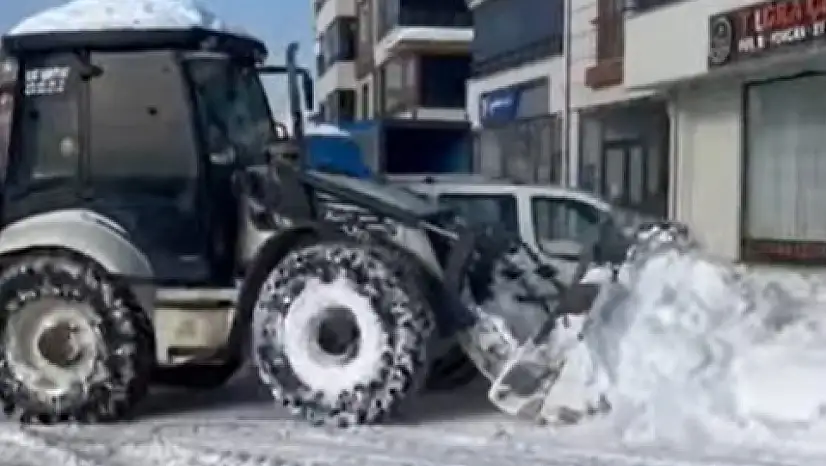 Erciş'te Karla Mücadele Çalışmaları Aralıksız Sürüyor