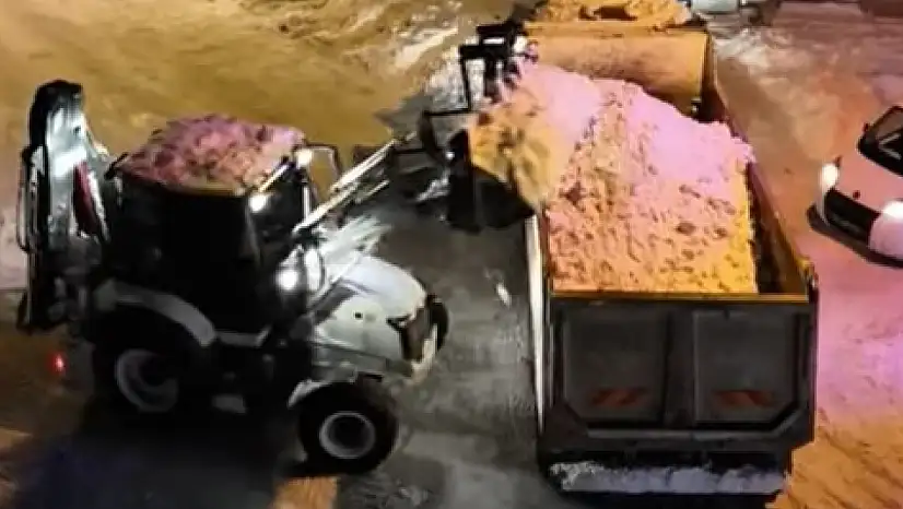 Erciş'te Karla Mücadele Çalışmaları Aralıksız Sürüyor