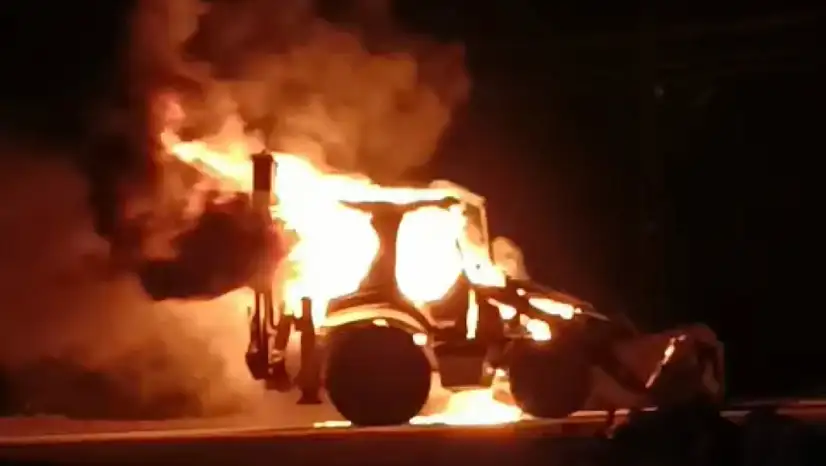 Erciş'te seyir halindeki iş makinesi alev aldı, itfaiye ekipleri söndürdü