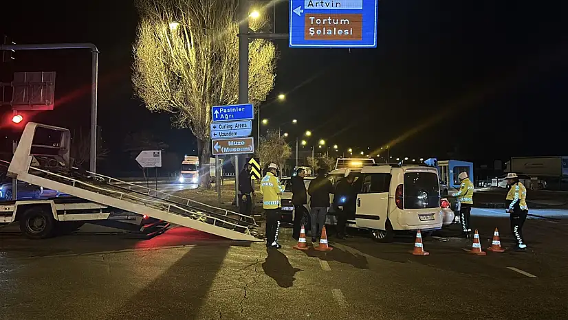 Erzurum-Ağrı yolunda üç araç çarpıştı, iki kişi yaralandı