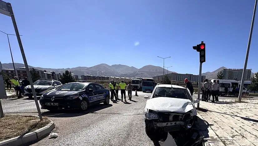 Erzurum'da cezaevi ring aracı otomobille çarpıştı