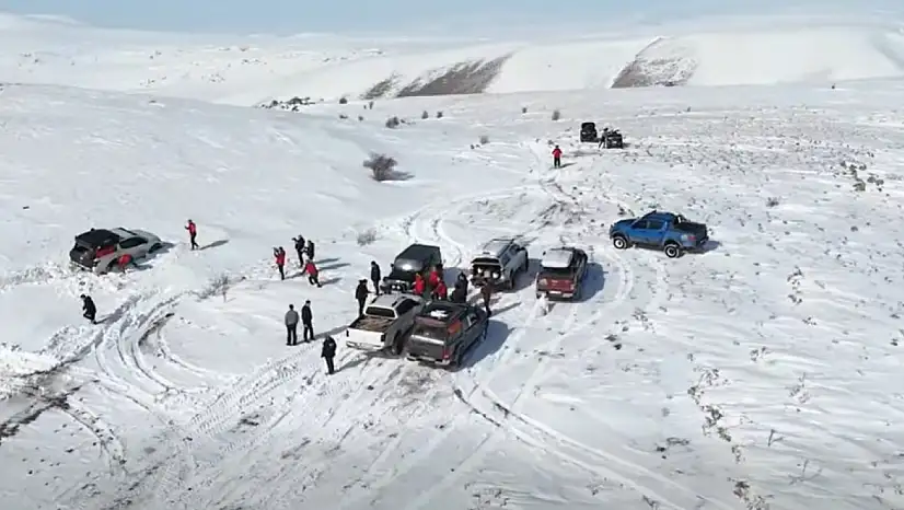 Erzurum'da Doğaya Yem Bırakıldı, Donmuş Gölette Kar Raftingi Yapıldı