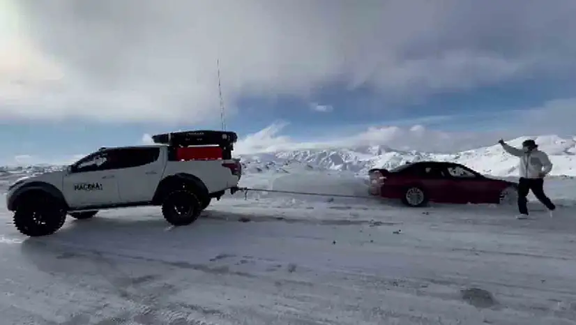 Erzurum'da karda mahsur kalan sürücüye off-road aracıyla yardım ulaştı