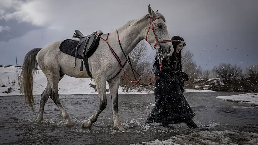 Erzurum'da karla kaplı arazide atlı safari keyfi