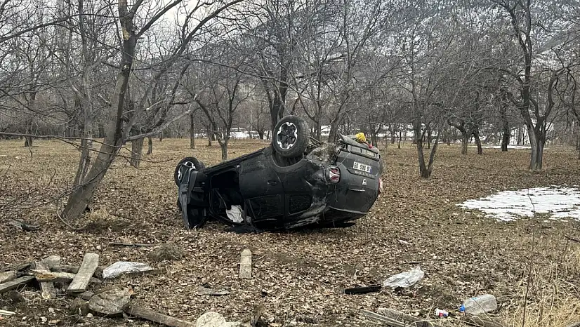 Erzurum'da kontrolden çıkan araç araziye savruldu