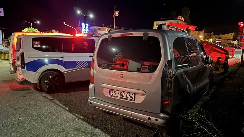 Erzurum'da motosiklet kırmızı ışıkta bekleyen araca çarptı