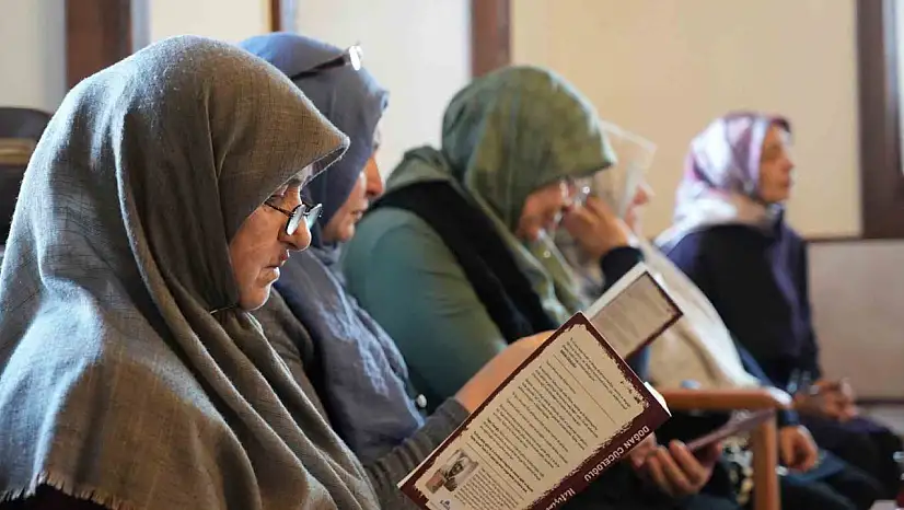 Erzurum'da okuma meclisi kuran ev hanımları, hayatlarına dokunan kitaplar keşfediyor