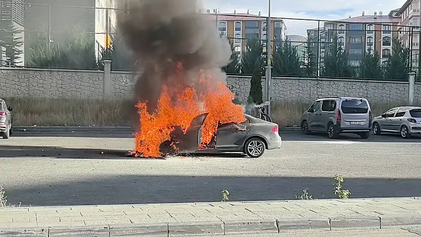 Erzurum'da otomobil alevlere teslim oldu: Patlama sesleri paniğe neden oldu
