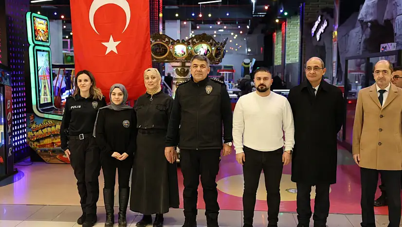 Erzurum'da Polis Eşleri Derneği'nden Çocuklara Karne Hediyesi Etkinliği
